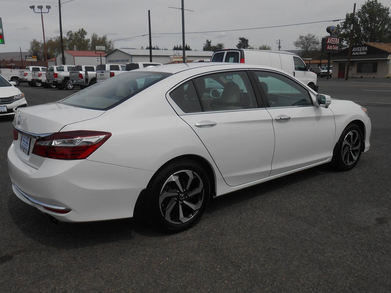 Used 2017 Honda Accord EX-L image 9