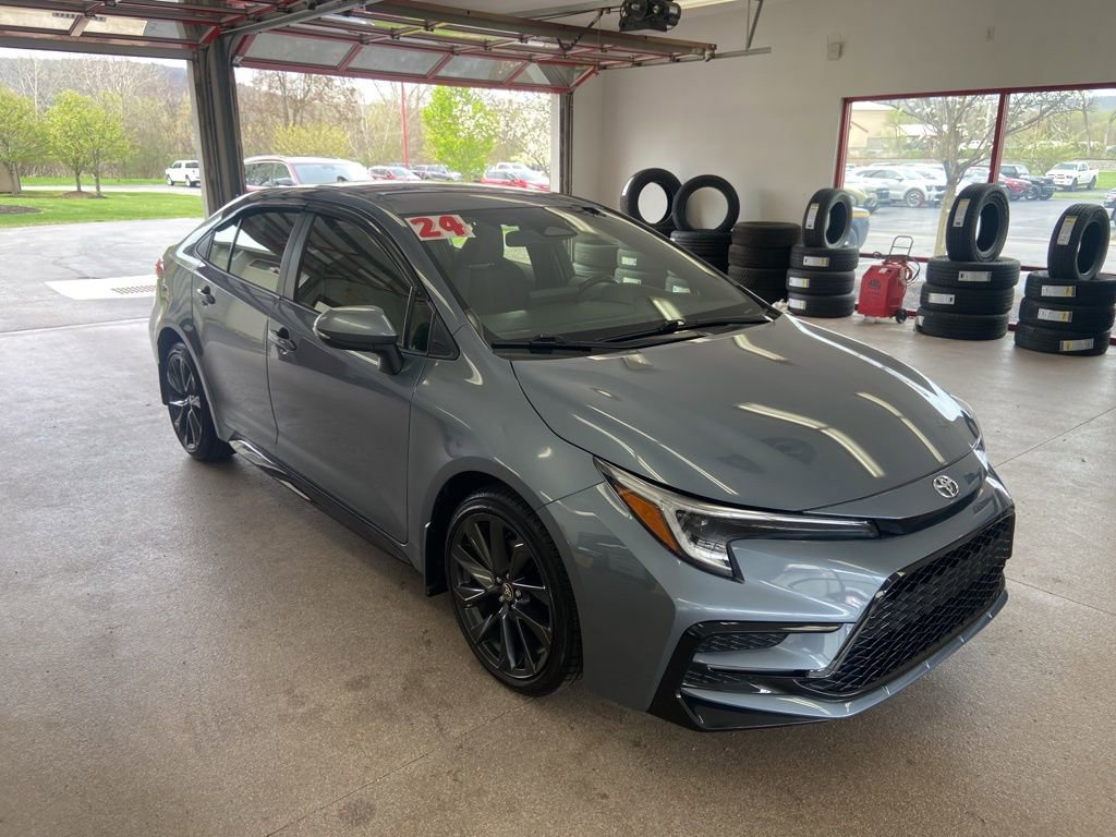 Used 2024 Toyota Corolla SE w/ SE Convenience Package FWD image 1
