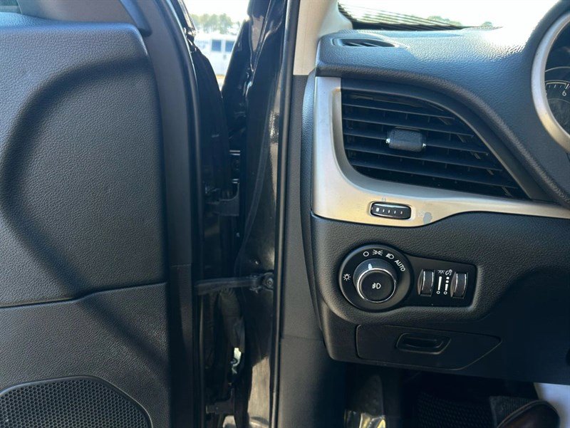 Used 2016 Jeep Cherokee Latitude w/ Safety/Convenience Group image 16