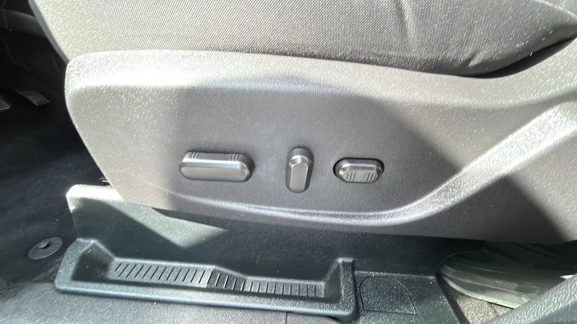 Used 2017 Ford C-MAX SE w/ Interior Protection Package FWD image 16