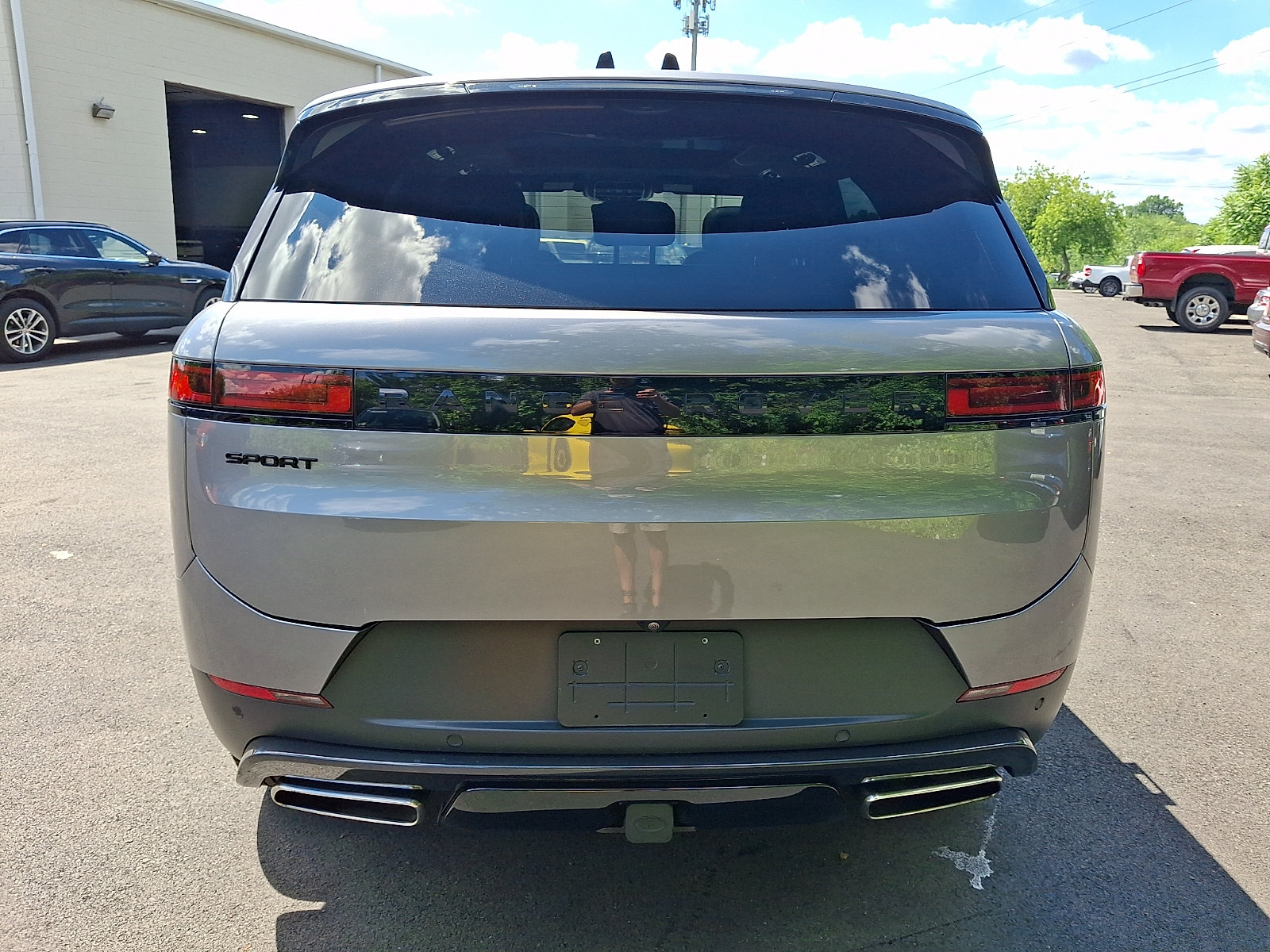 Used 2024 Land Rover Range Rover Sport SE AWD/4WD image 5