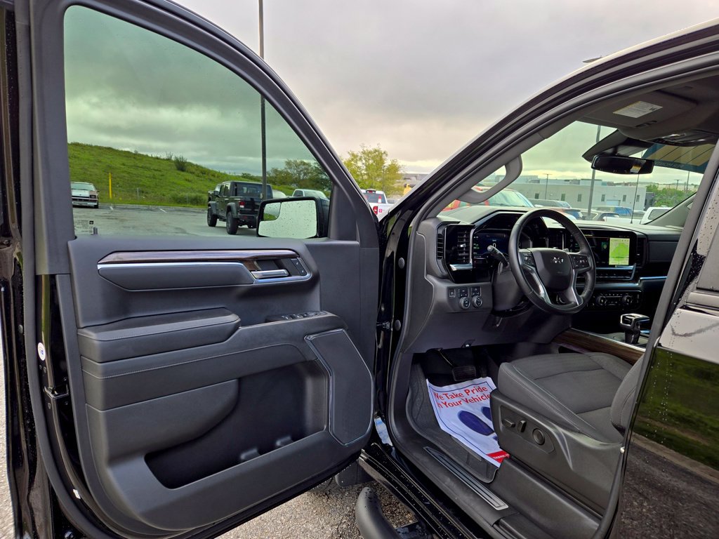 Used 2023 Chevrolet Silverado 1500 RST w/ Redline Edition AWD/4WD image 11