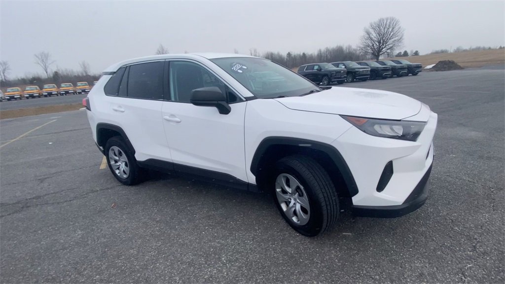 Used 2022 Toyota RAV4 LE image 2
