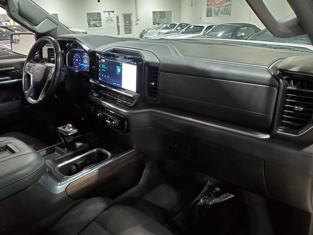 Used 2022 Chevrolet Silverado 1500 LT w/ Z71 Off-Road Package AWD/4WD image 15