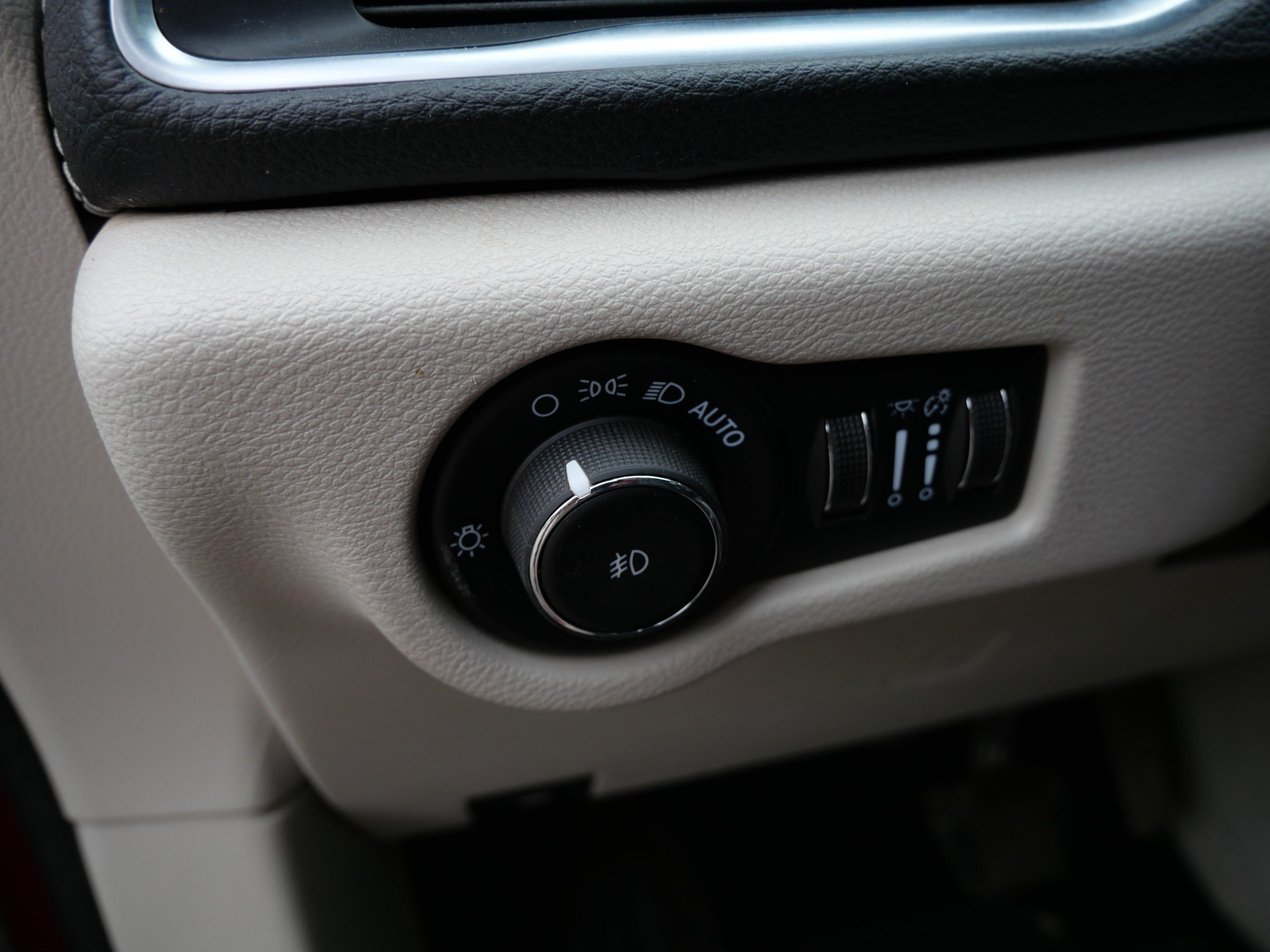 Used 2021 Chrysler Pacifica Limited w/ Uconnect Theater Family Group FWD image 27