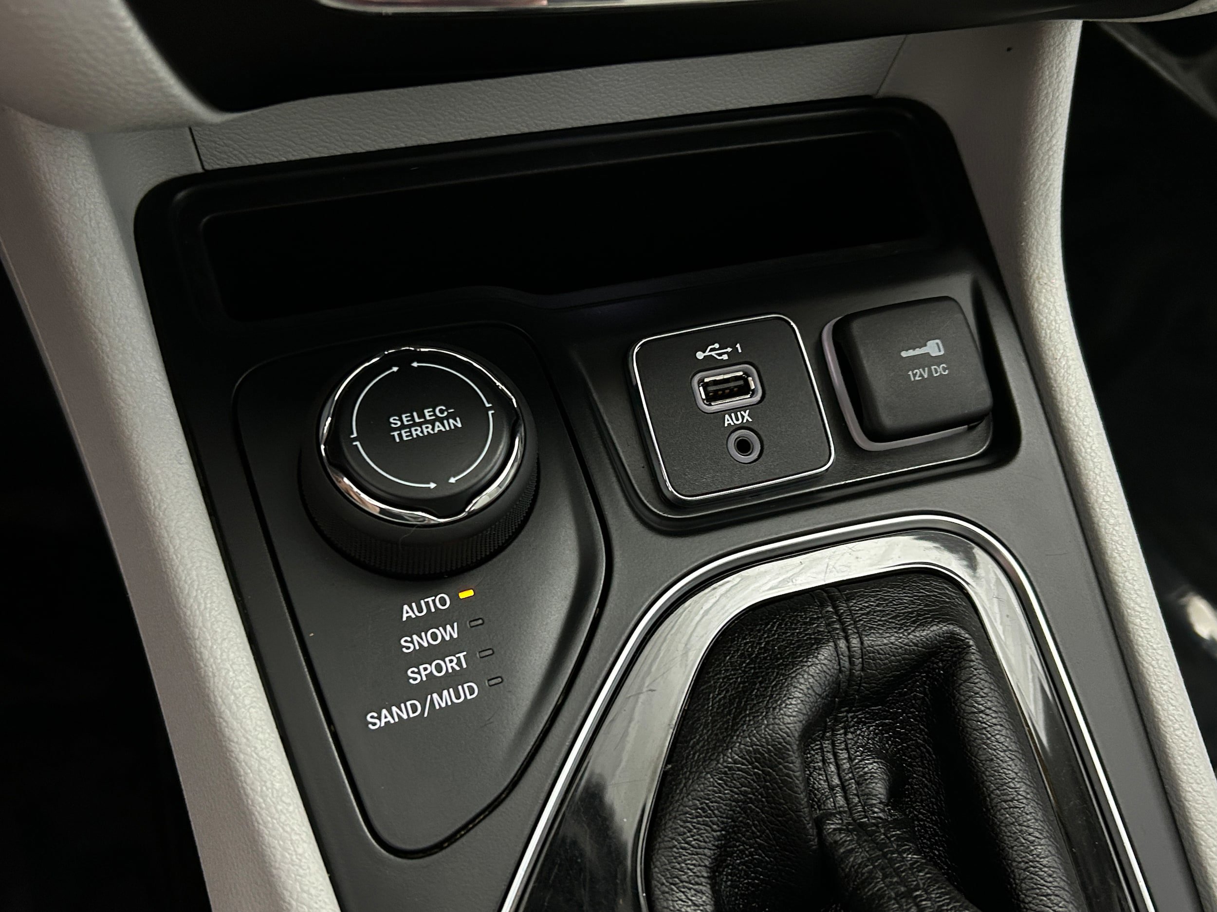 Used 2019 Jeep Cherokee Limited AWD/4WD image 12