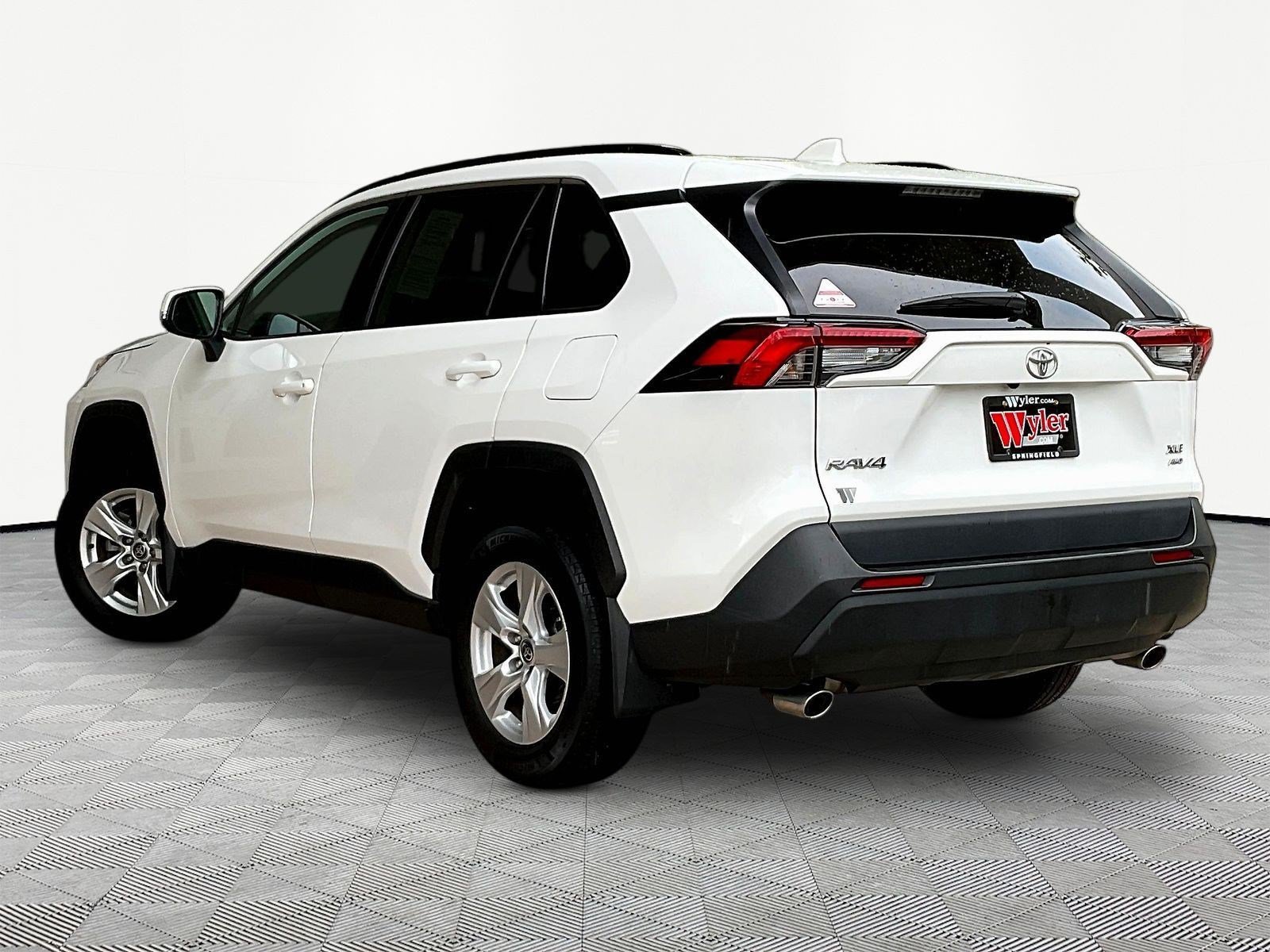 Used 2021 Toyota RAV4 XLE w/ Convenience Package AWD/4WD image 4