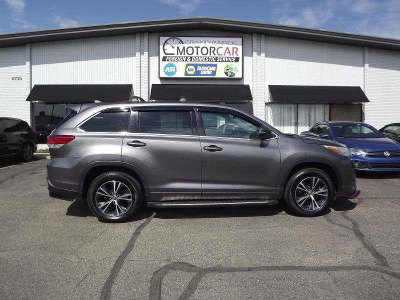 Used 2017 Toyota Highlander LE w/ Carpet Mat Package FWD image 6