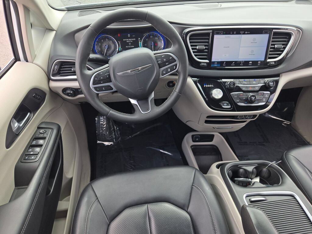 Used 2024 Chrysler Pacifica Touring-L FWD image 21