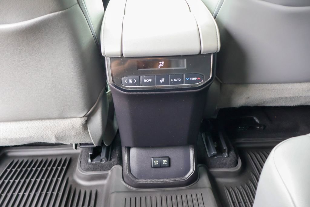 Used 2021 Toyota Highlander XLE FWD image 22