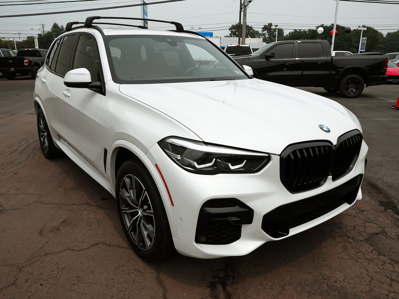 Used 2022 BMW X5 xDrive40i w/ M Sport Package AWD/4WD image 3