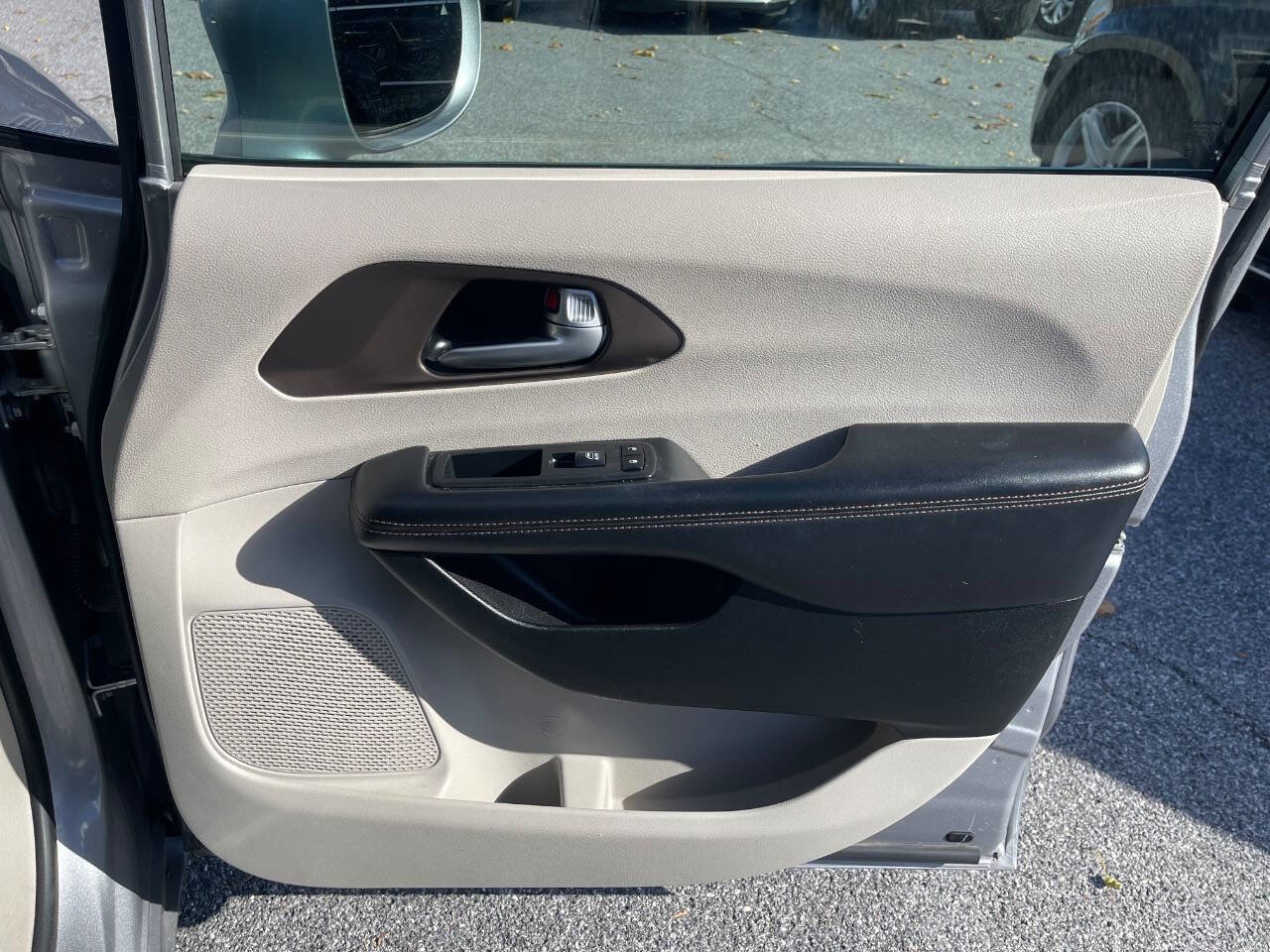 Used 2018 Chrysler Pacifica Touring-L image 35