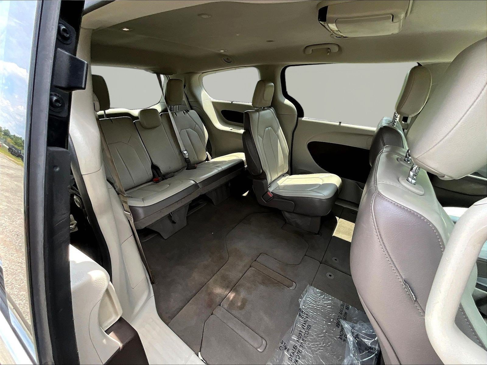 Used 2017 Chrysler Pacifica Touring-L FWD image 25