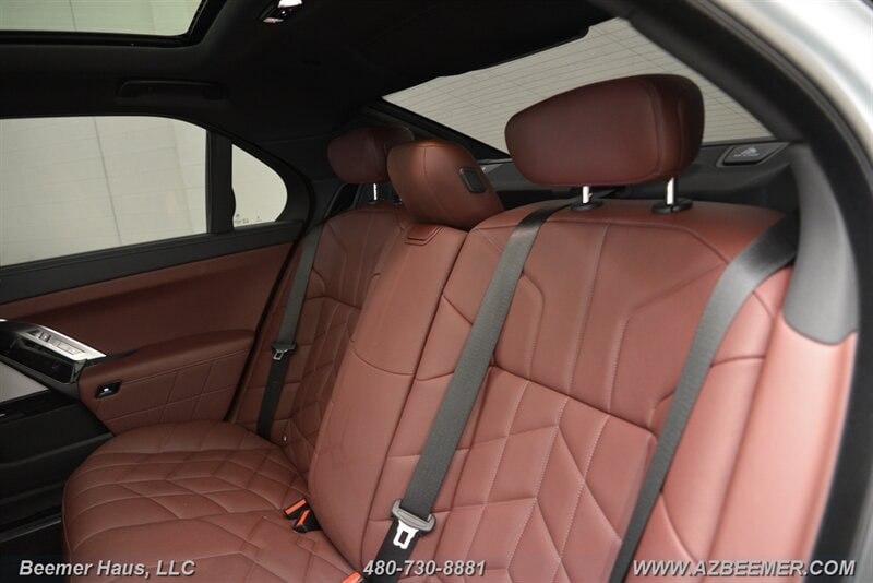 Used 2025 BMW 750e xDrive w/ Premium Package AWD/4WD image 27