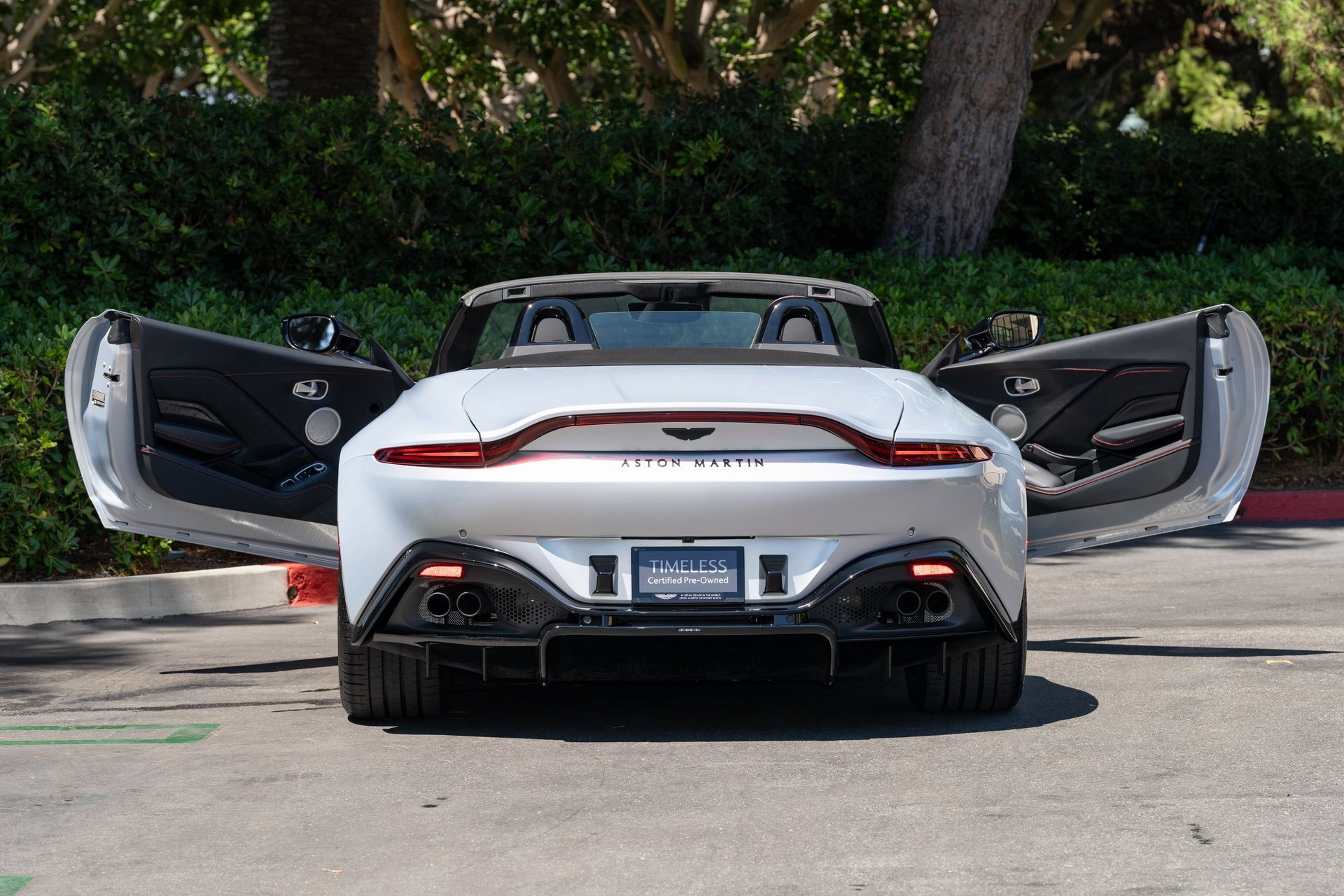 Used 2023 Aston Martin V8 Vantage Roadster image 8