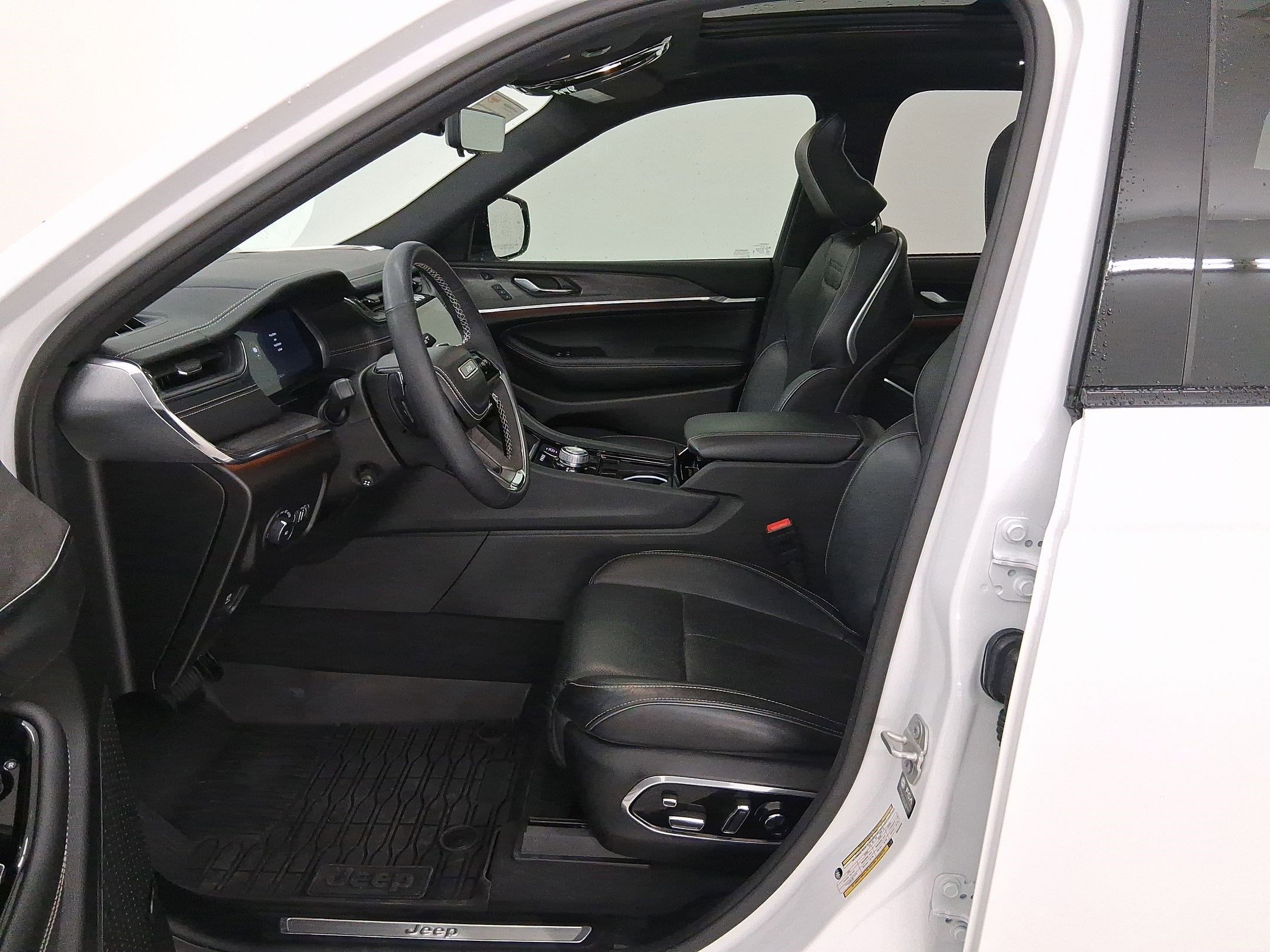 Used 2024 Jeep Grand Cherokee Overland w/ Luxury Tech Group IV image 5