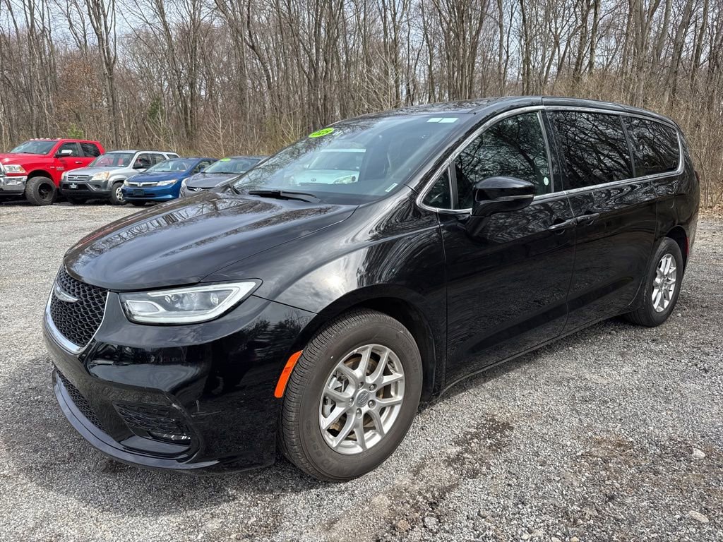 Used 2025 Chrysler Pacifica Select image 4