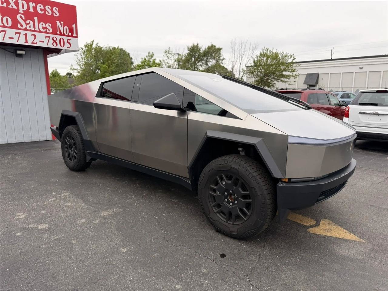 Used 2024 Tesla Cybertruck AWD Crew Cab image 10