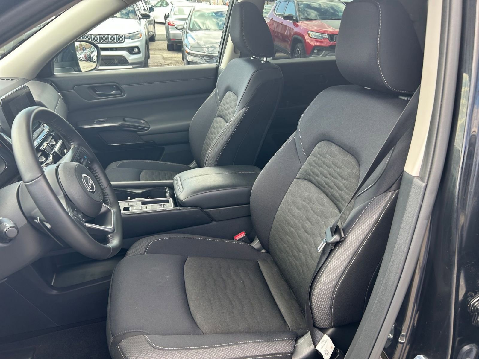 Used 2025 Nissan Pathfinder SV image 31