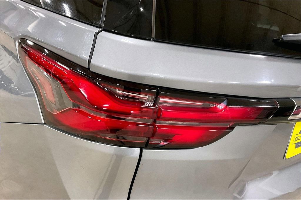 Used 2023 Chevrolet Traverse LT w/ LT Premium Package image 28