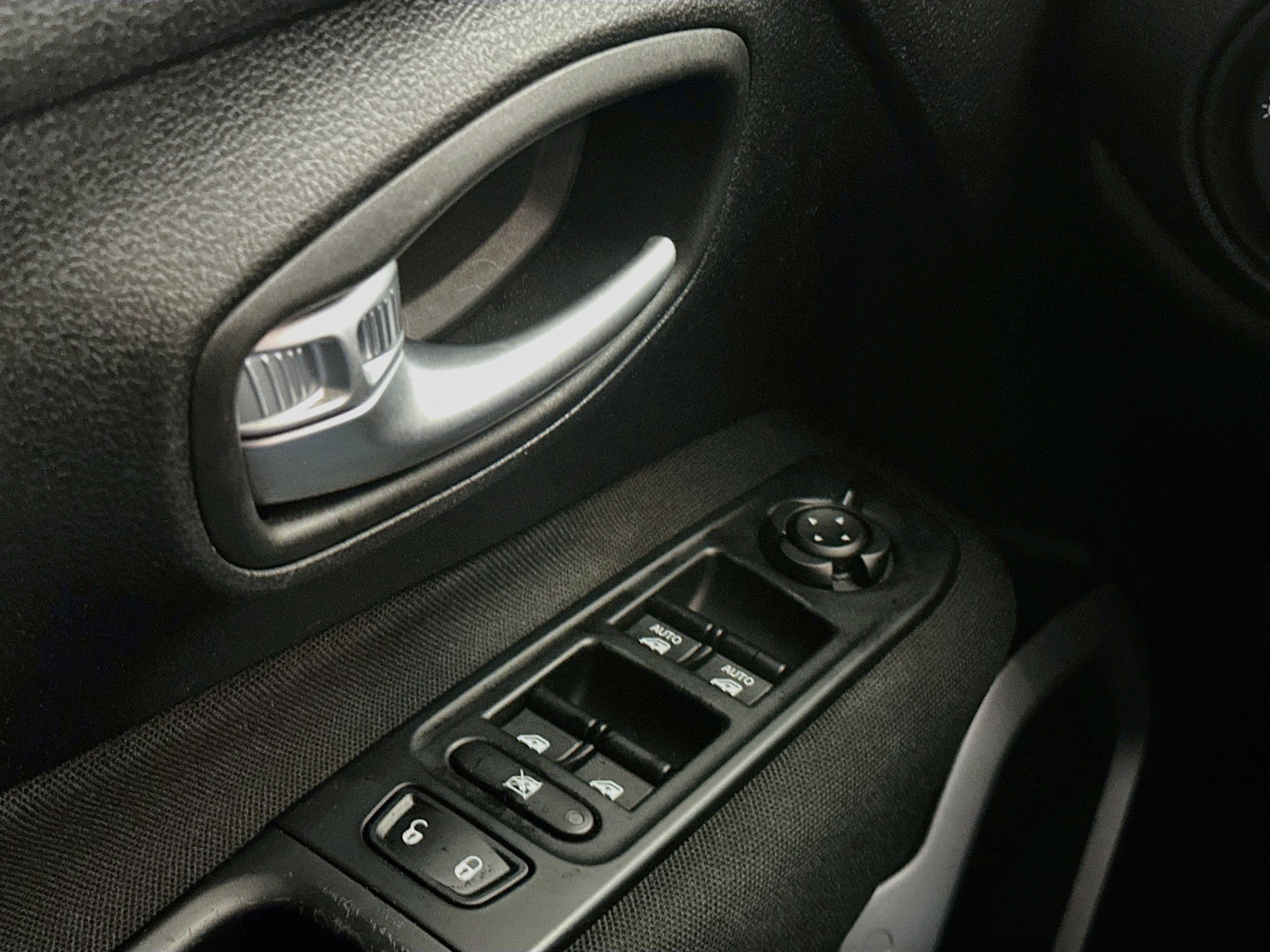 Used 2019 Jeep Renegade Latitude w/ Cold Weather Group FWD image 15
