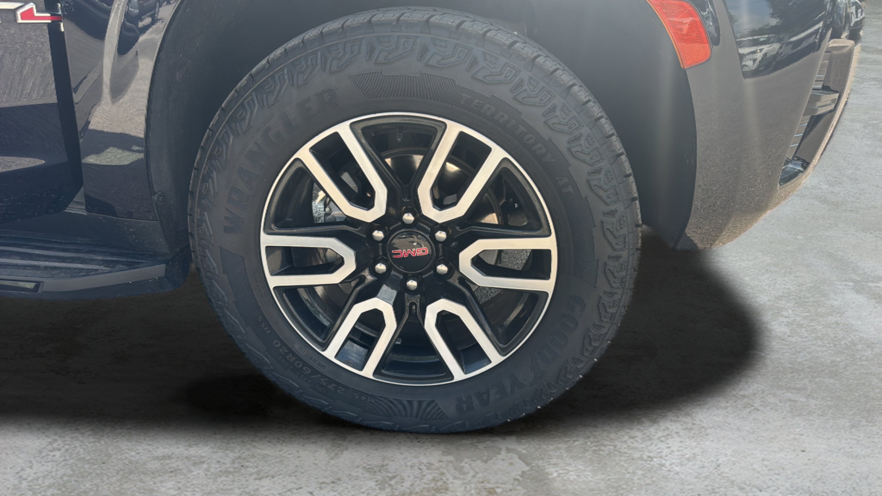 Used 2024 GMC Yukon AT4 w/ Technology Package AWD/4WD image 28