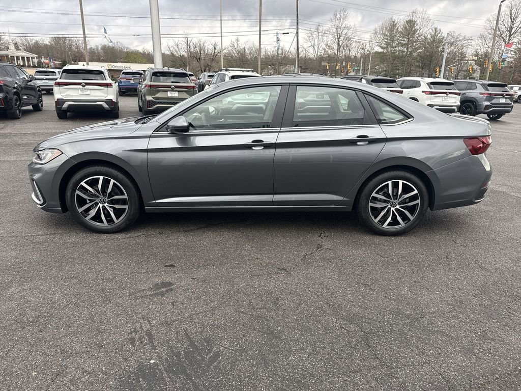 New 2026 Volkswagen Jetta SE FWD image 3