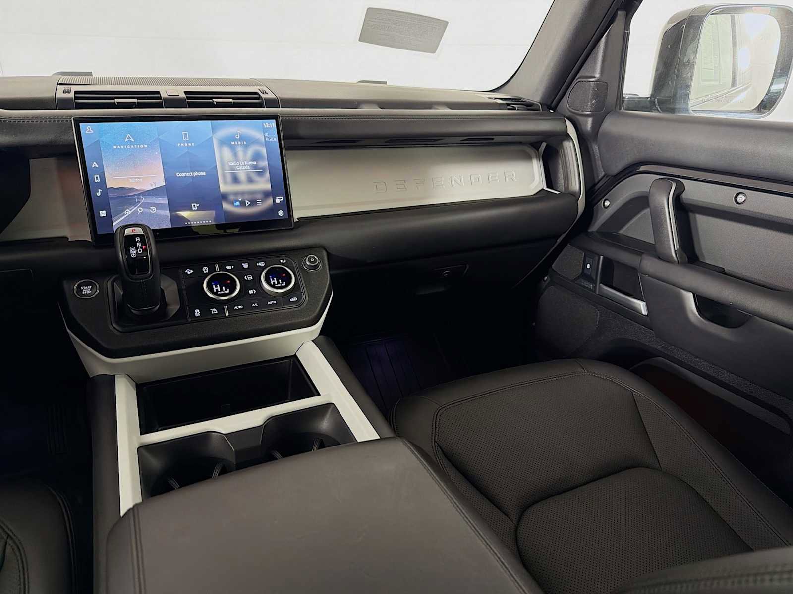 Used 2025 Land Rover Defender 90 X-Dynamic SE image 23