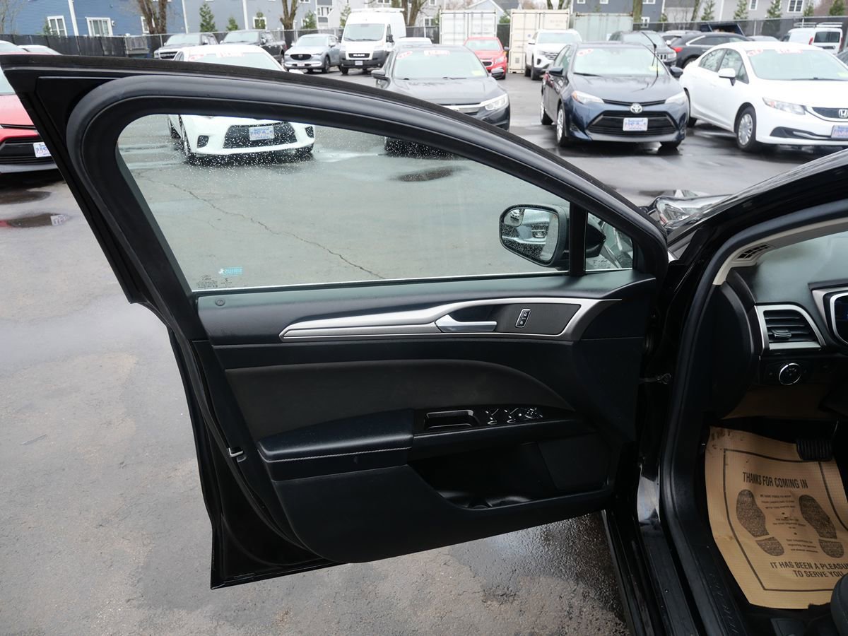 Used 2017 Ford Fusion SE w/ Fusion SE Technology Package image 15