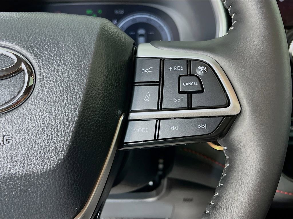 Used 2025 Toyota Highlander Limited AWD/4WD image 17
