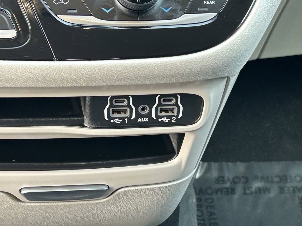 Used 2023 Chrysler Pacifica Touring-L image 19