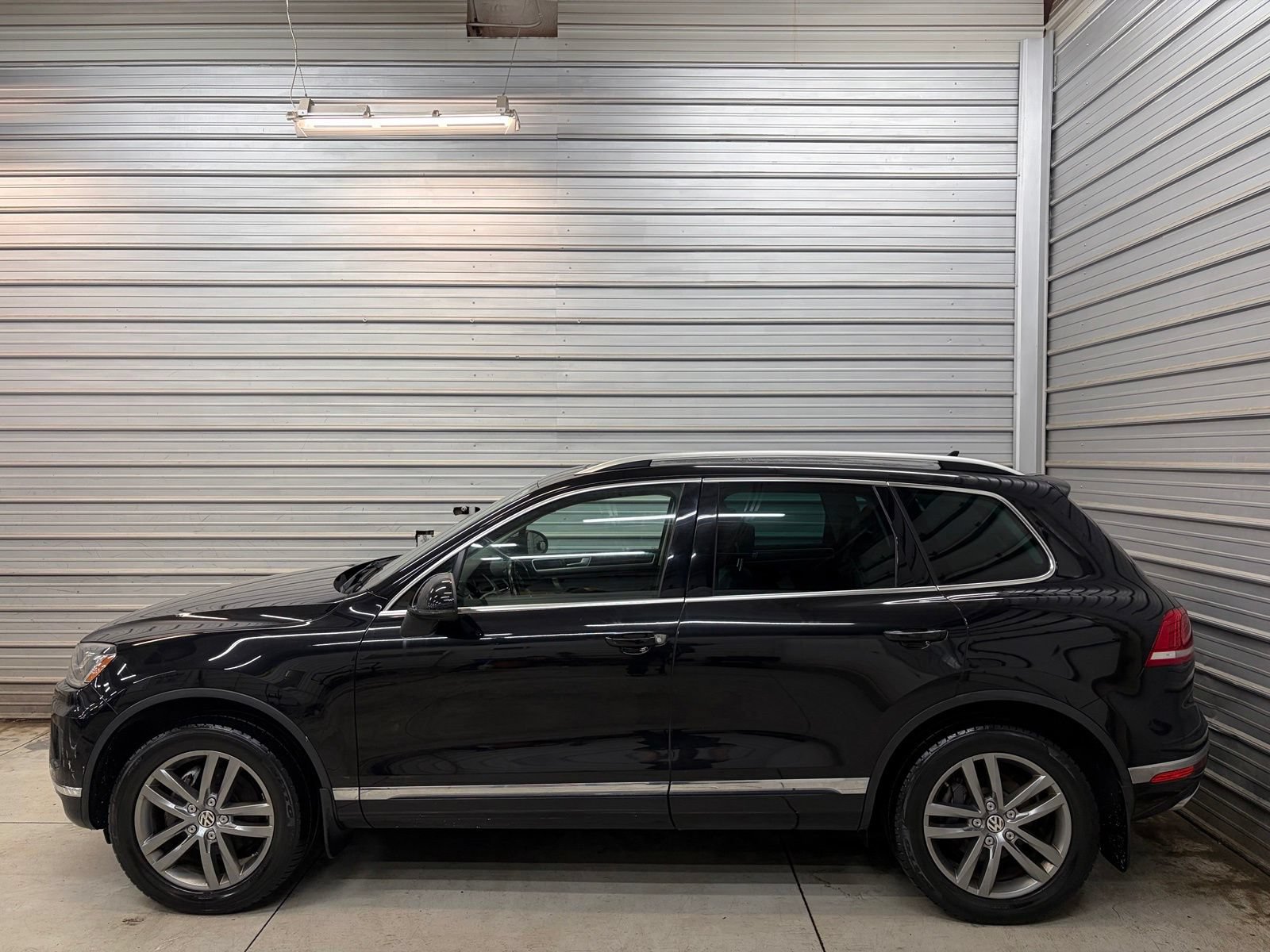 Used 2015 Volkswagen Touareg TDI AWD/4WD image 6