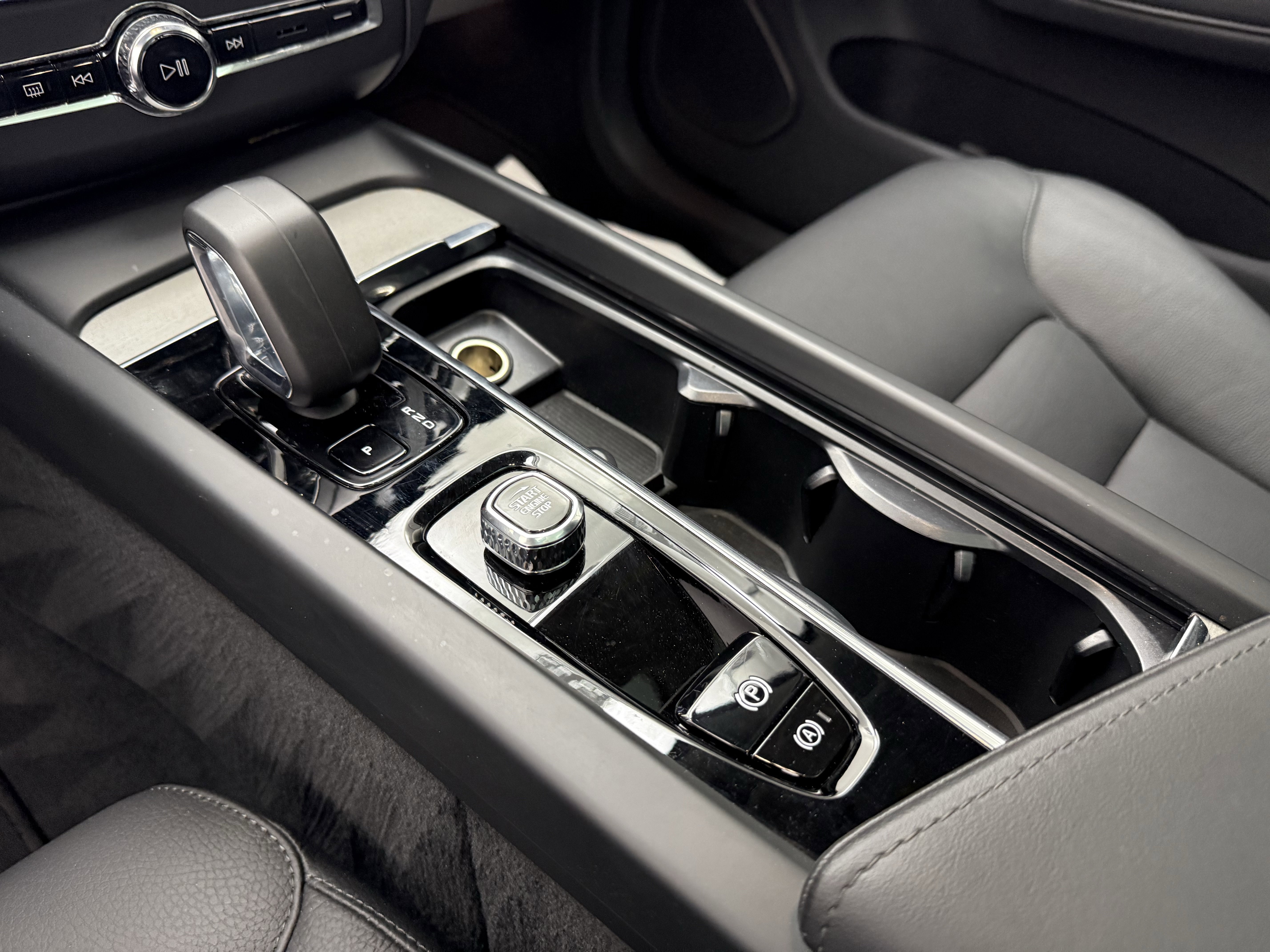 Certified 2025 Volvo XC60 B5 Plus image 21