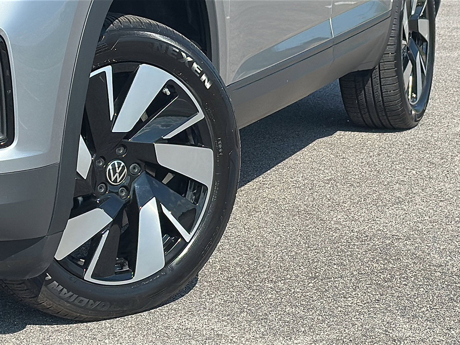 Used 2024 Volkswagen Atlas Cross Sport SE image 3