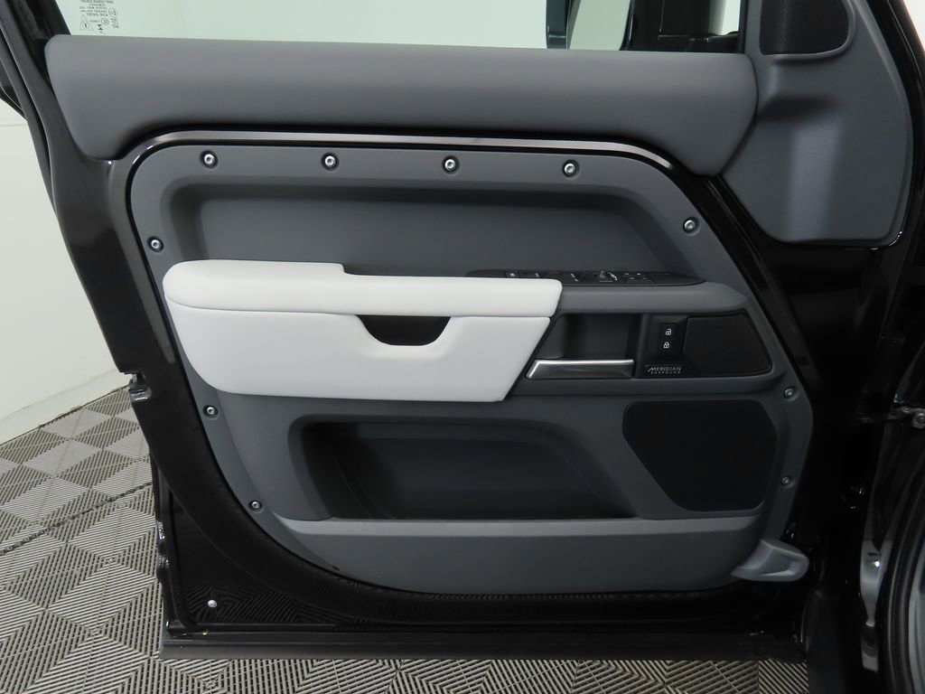 New 2026 Land Rover Defender 130 X-Dynamic SE image 24