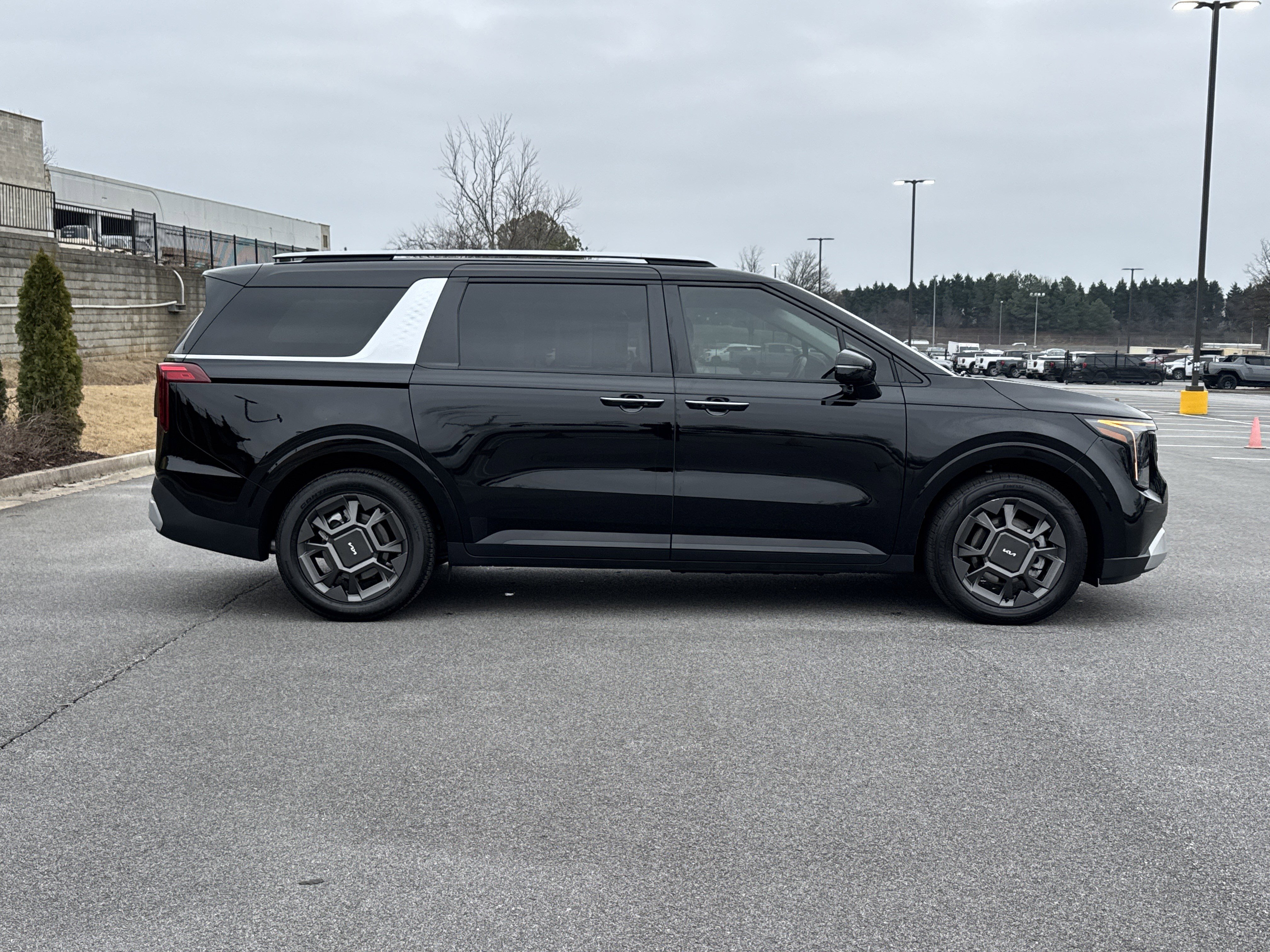 Used 2025 Kia Carnival EX image 11