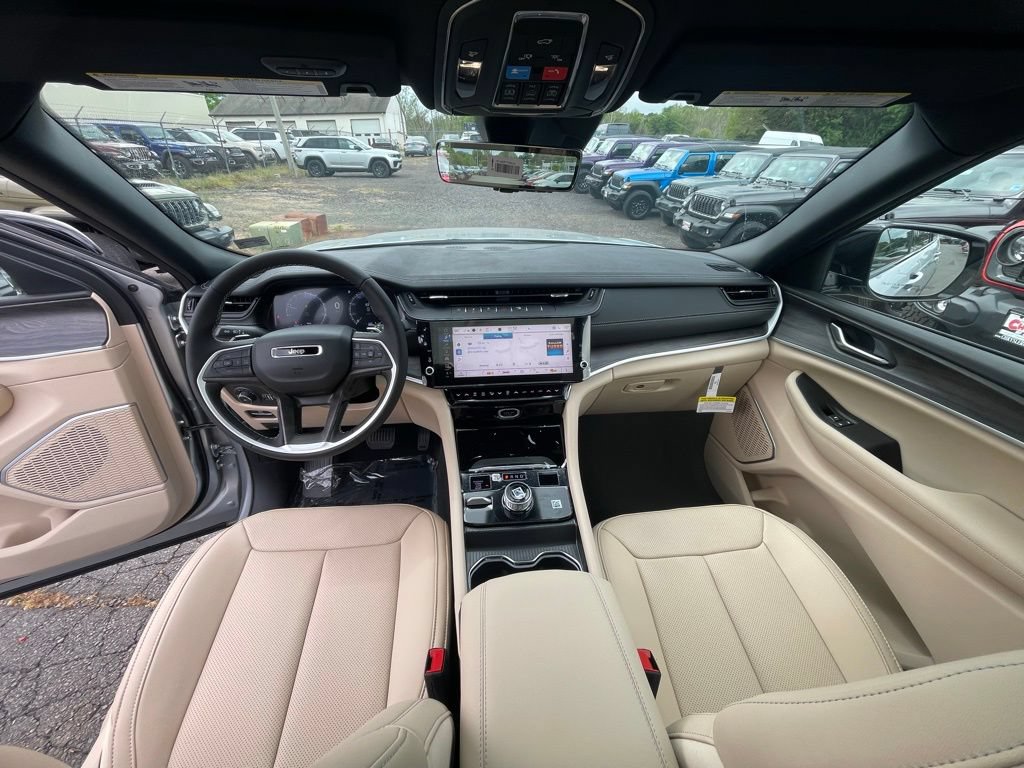 New 2026 Jeep Grand Cherokee L Limited w/ Luxury Tech Group II AWD/4WD image 3