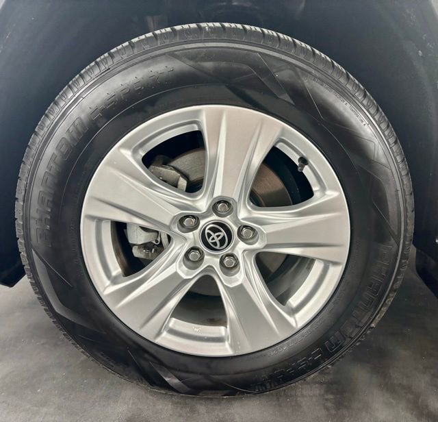 Used 2021 Toyota RAV4 XLE image 11