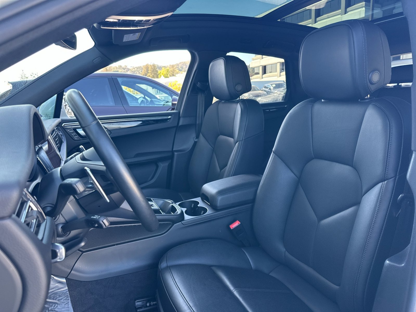 Certified 2026 Porsche Macan AWD/4WD image 6