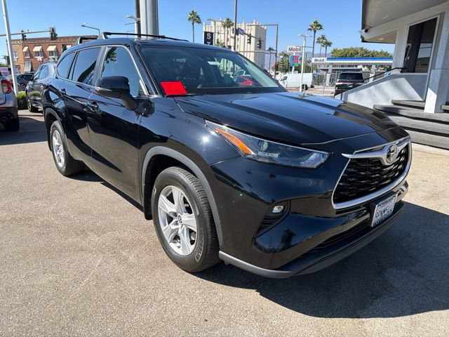 Used 2024 Toyota Highlander LE FWD image 1