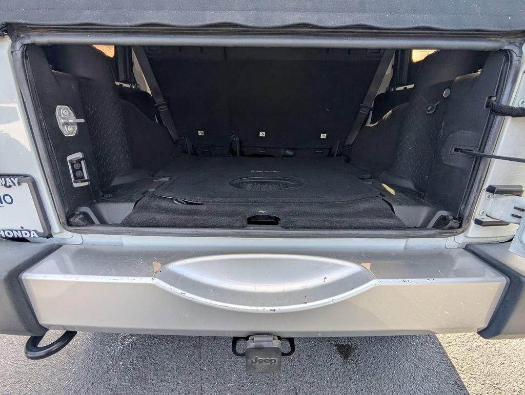 Used 2017 Jeep Wrangler Unlimited Sahara w/ Connectivity Group image 15