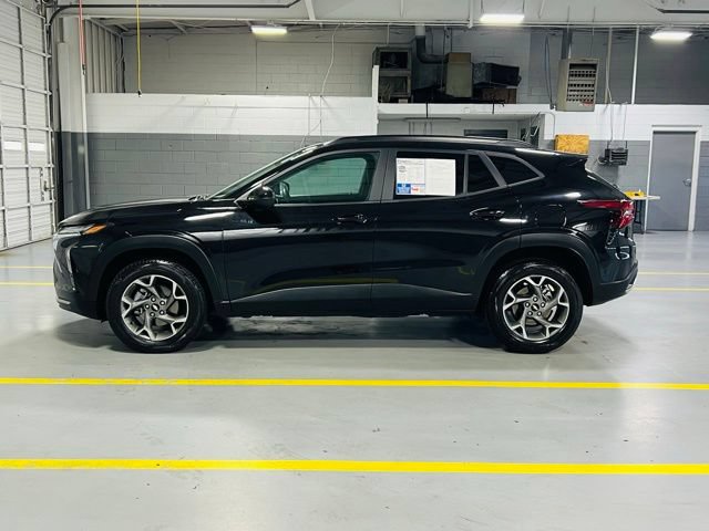 Used 2025 Chevrolet Trax LT FWD image 13