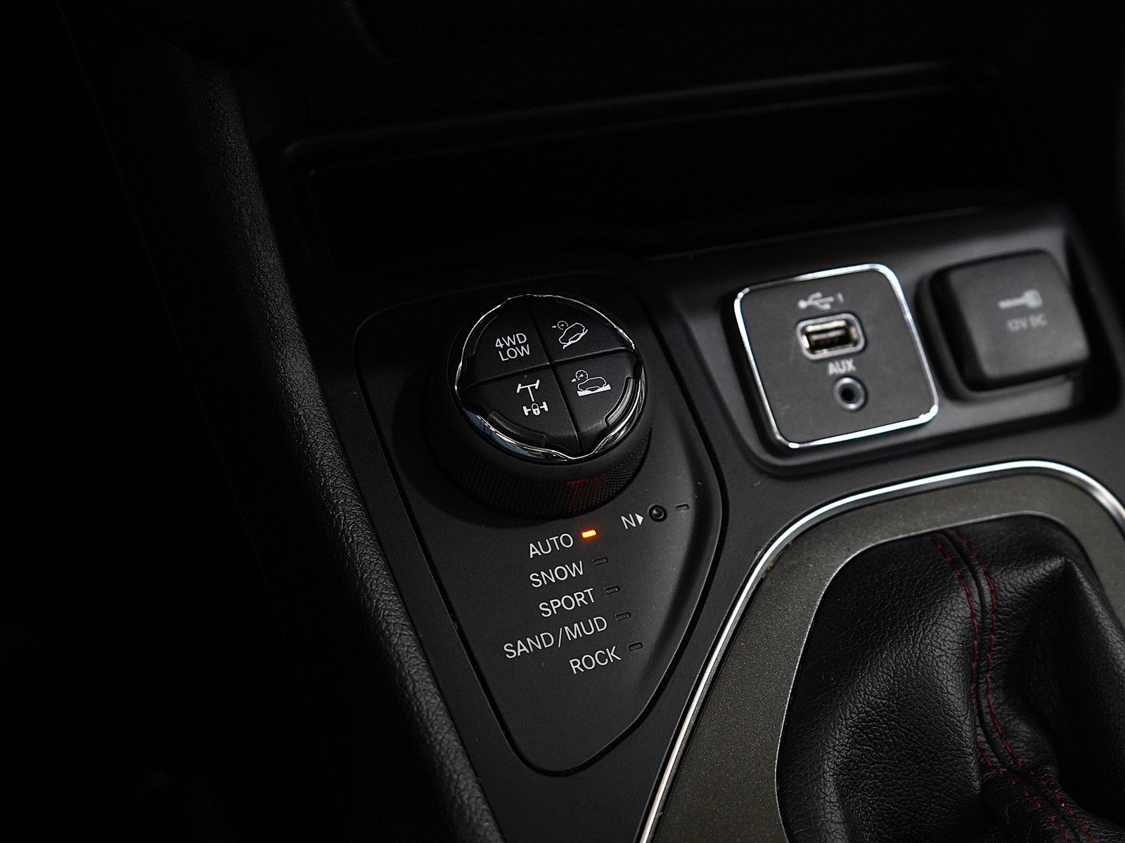 Used 2019 Jeep Cherokee Trailhawk w/ Cold Weather Group image 22