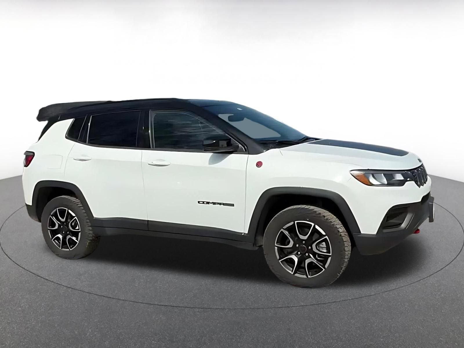 Used 2025 Jeep Compass Trailhawk image 16