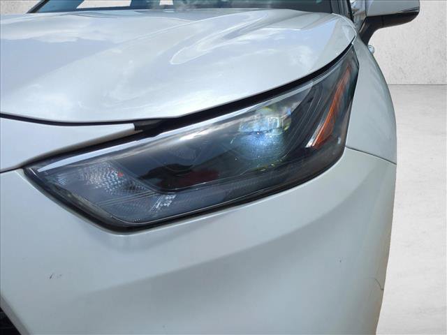 Used 2021 Toyota Highlander L FWD image 9