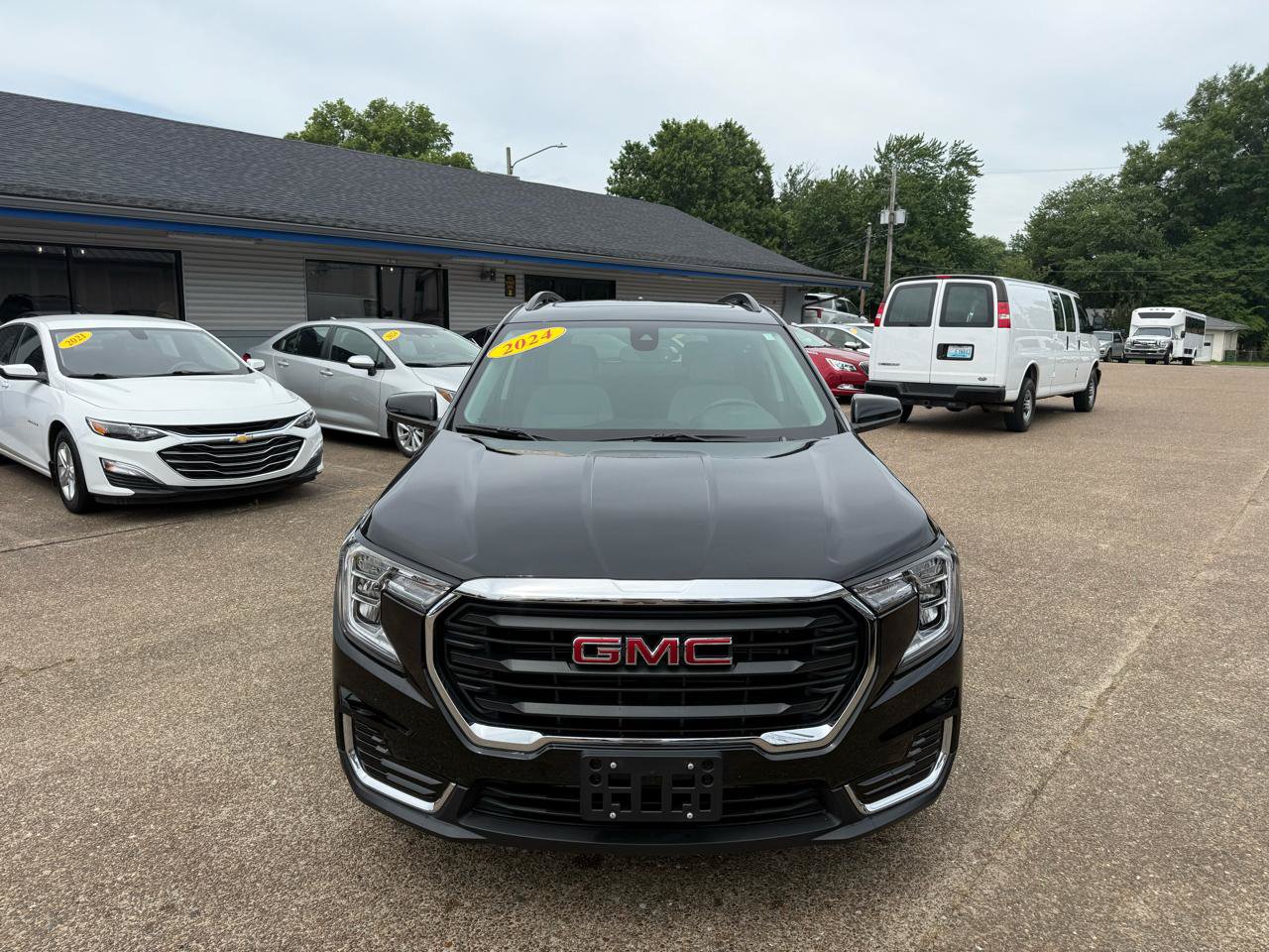 Used 2024 GMC Terrain SLE w/ Driver Convenience Package FWD image 2