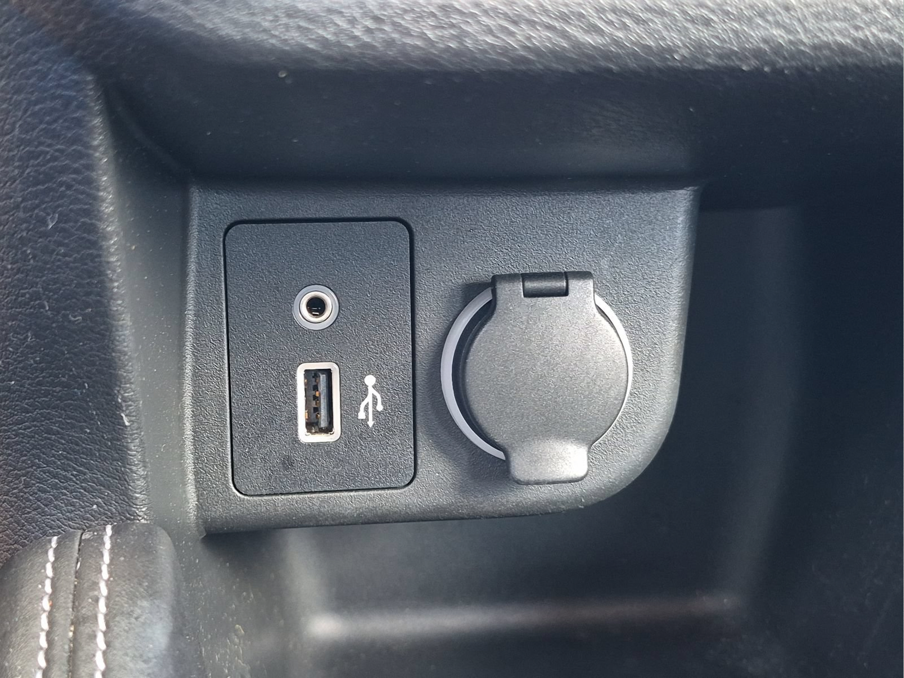 Used 2019 Nissan Kicks SR FWD image 25