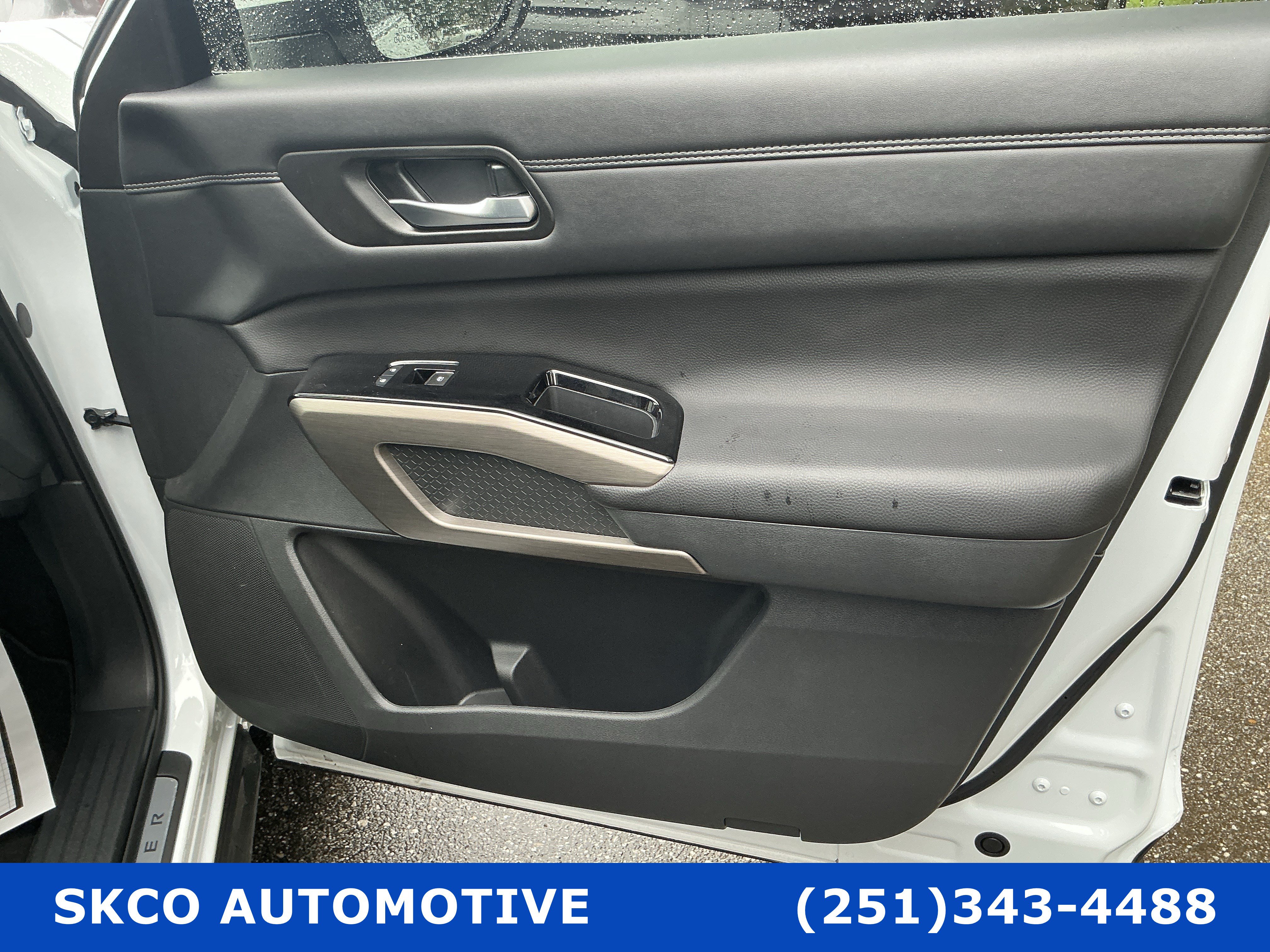 Used 2025 Nissan Pathfinder Platinum FWD image 12