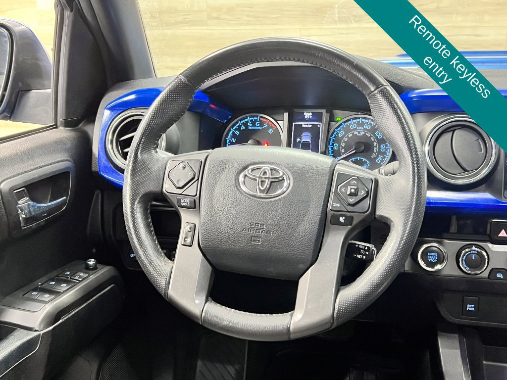 Used 2017 Toyota Tacoma TRD Sport AWD/4WD image 4