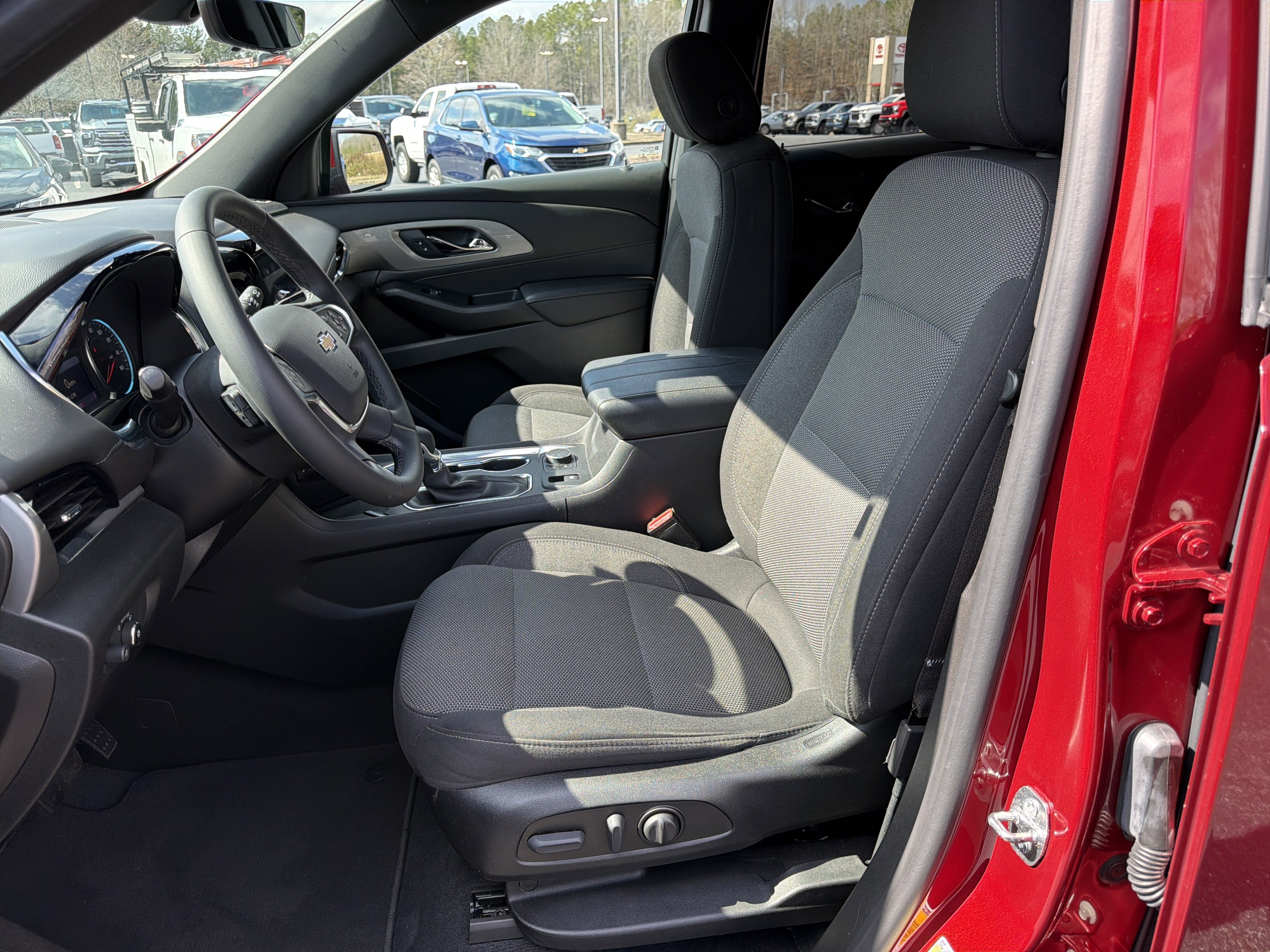 Used 2023 Chevrolet Traverse LT image 9